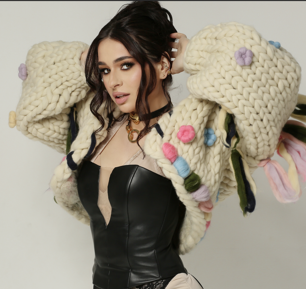 FIЇNKA переспівала легендарну пісню «Карпатські квіти»